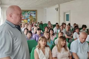 Иван Санаев: В Антрацитовской центральной городской многопрофильной больнице встретился с коллективом и обсудил один из важных для нашей системы здравоохранения вопросов — поддержку молодых специалистов