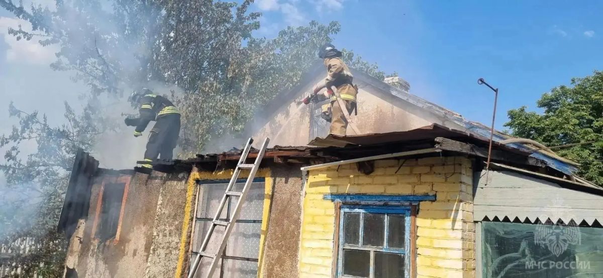 В селе Смелое загорелись хозяйственная постройка и жилой дом