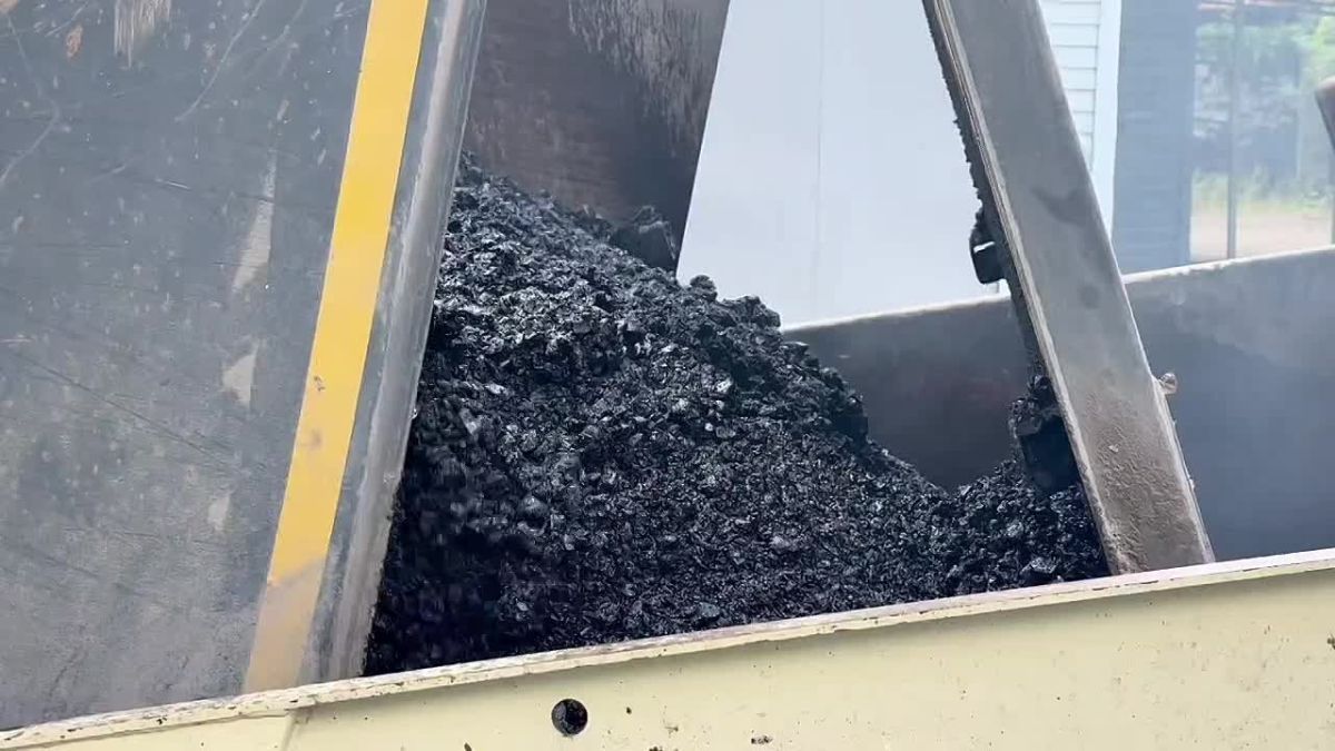 На улице Молодёжной в Молодогвардейске укладывают второй слой асфальтобетонного покрытия