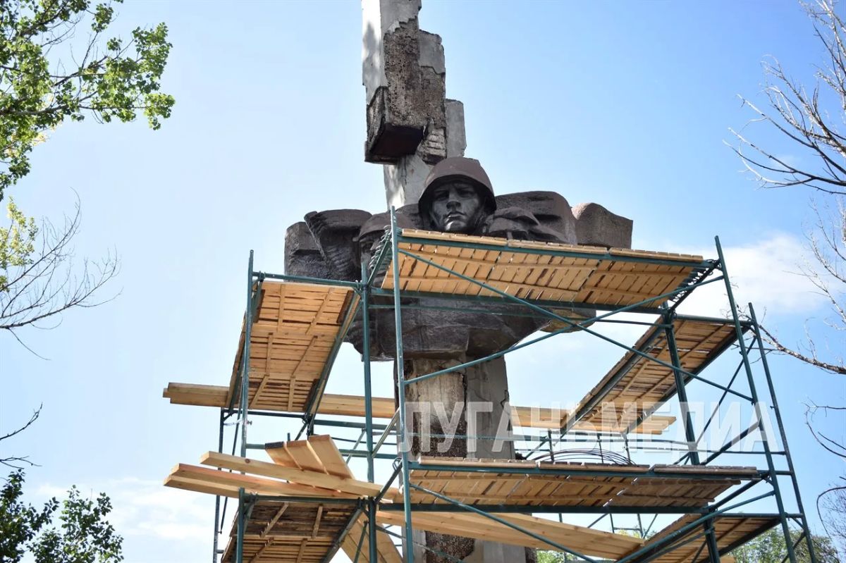 В Брянке стартовала реконструкция памятника комсомольцам