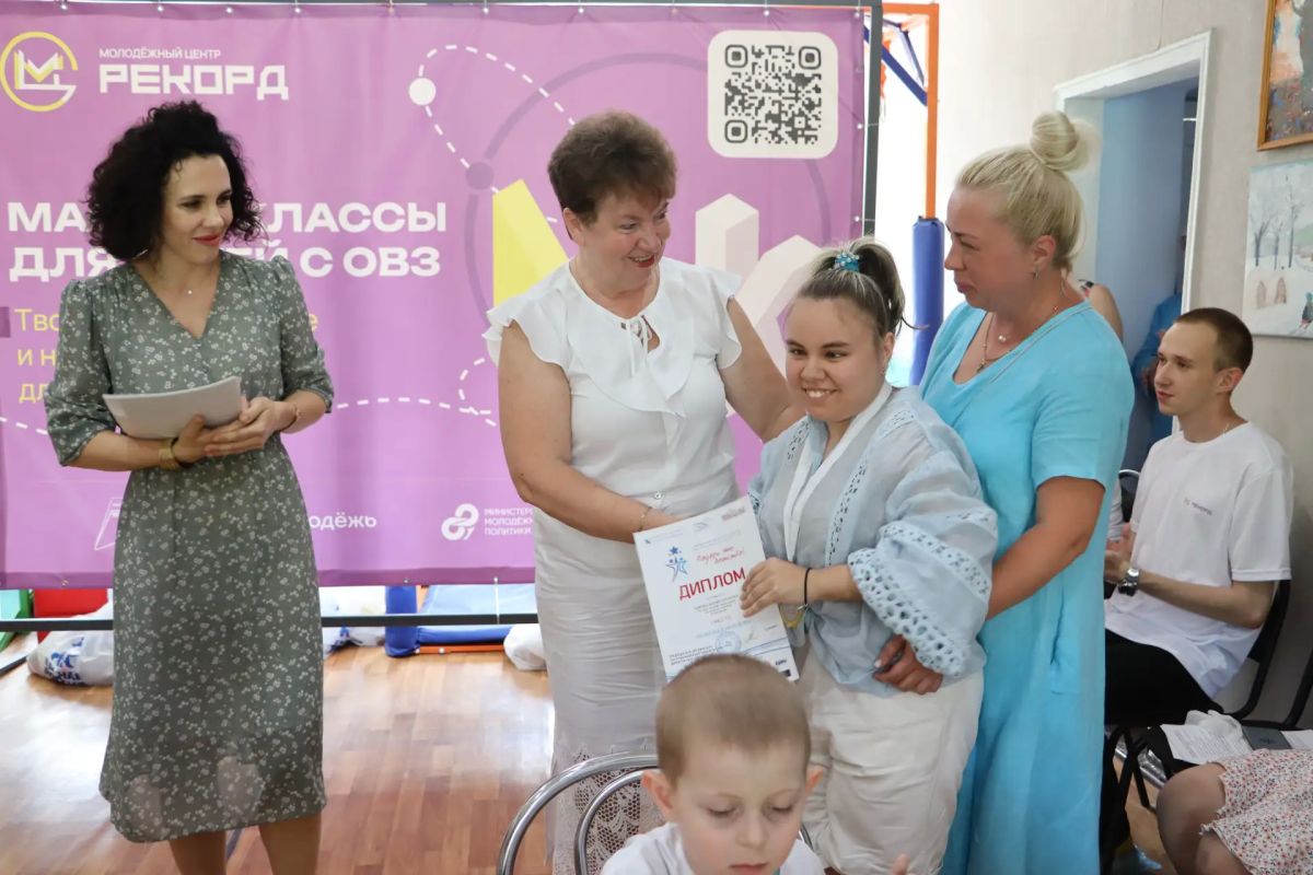 Стахановские особенные дети получили награды из Севастополя