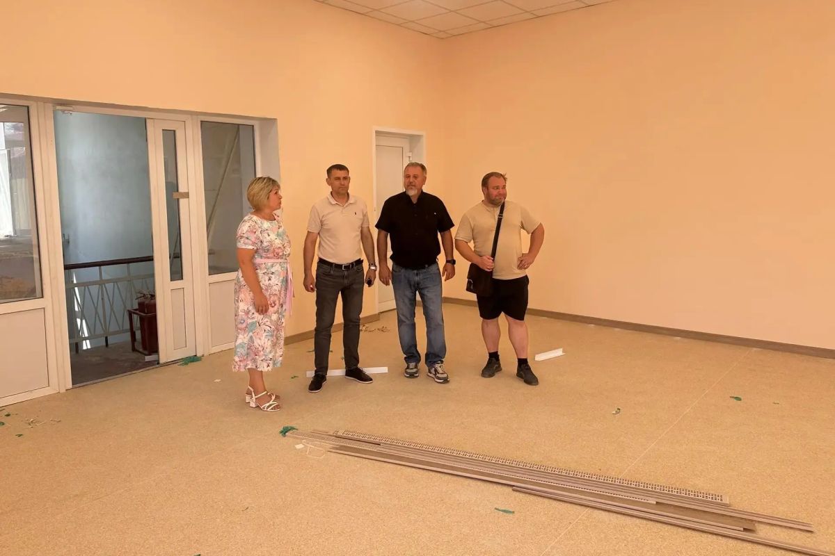 Игорь Ковальчук: Вместе с представителем Республики Хакасия Леонидом Лапиным оценили ход ремонтных работ в Володарской средней школе имени Олега Кошевого