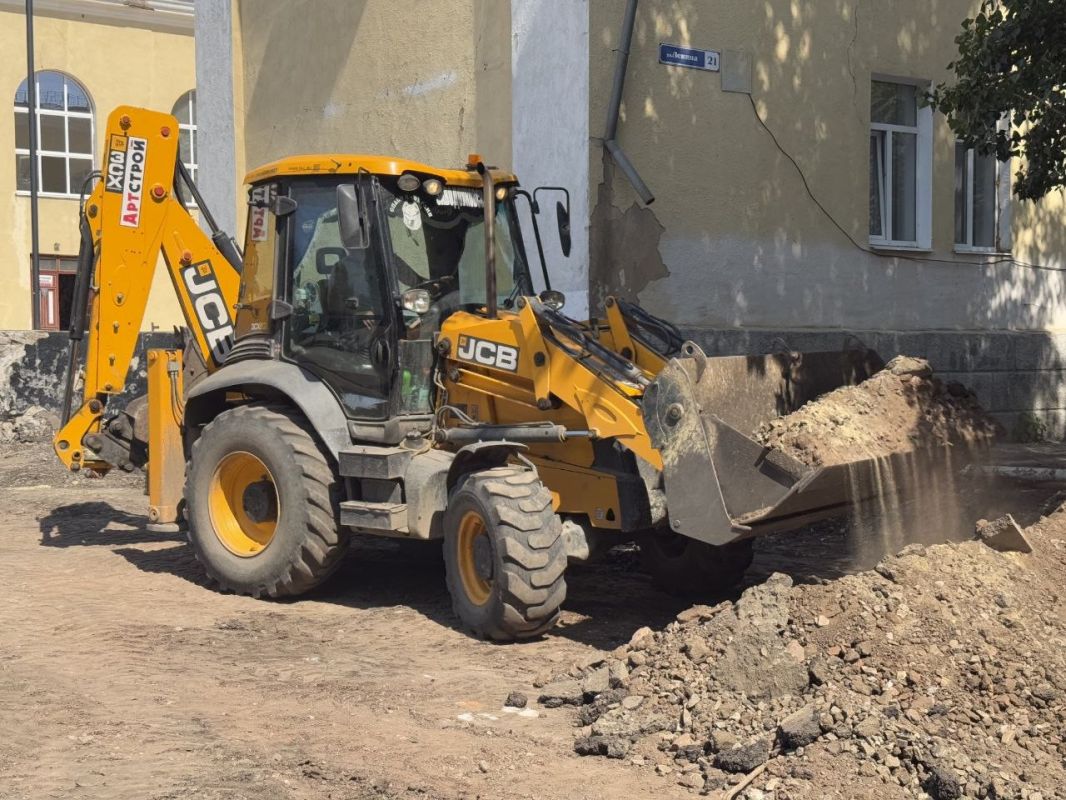 На площади Ленина в городе Молодогвардейске приступили к укладке брусчатки возле ДК «Юность»