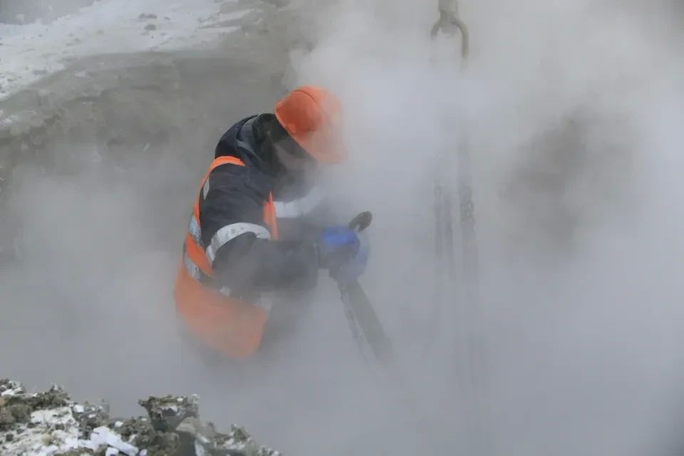 В квартале Ватутина в Луганске обновляют теплотрассу для 80 домов
