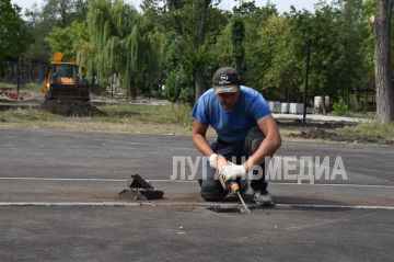 Единороссы Брянки совместно с представителями региона-шефа проинспектировали ход ремонтных работ в городском парке