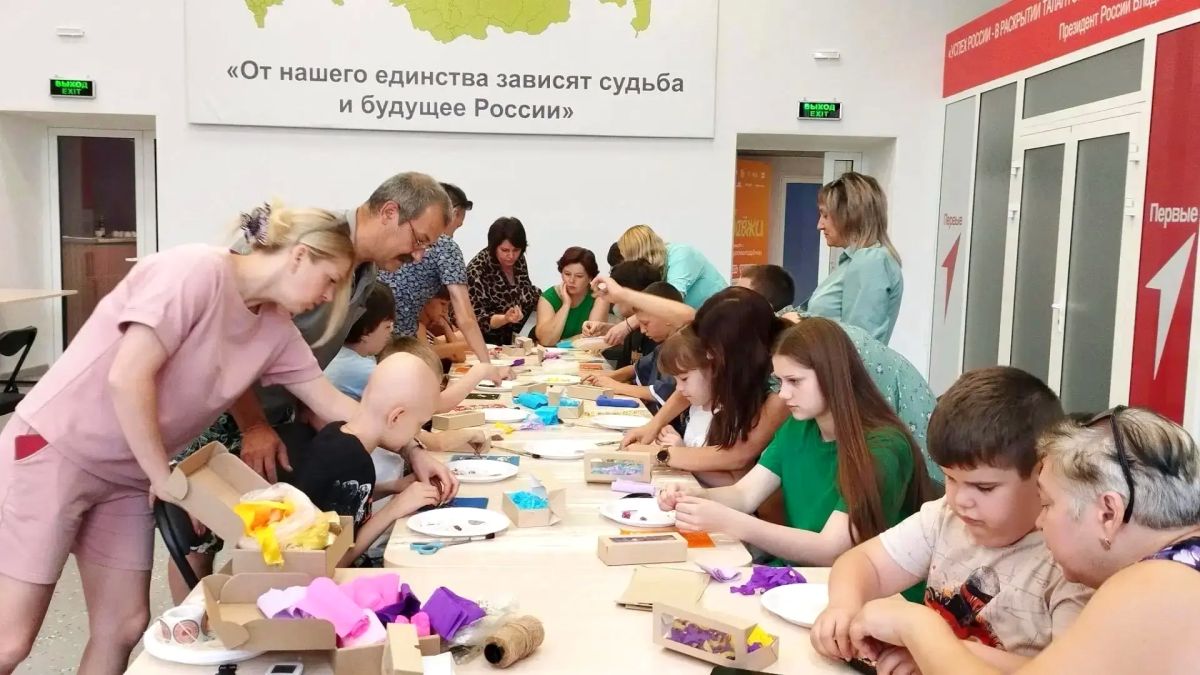 Мастер-классы для воспитанников центра «Возрождение» прошли в Алчевске