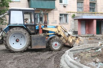 В Краснодоне продолжается благоустройство придомовой территории по адресам: улица Красных шахтеров, дом 1; улица П. Котова, дома 1А, 2А и 3А