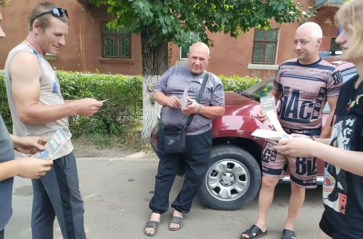 Сотрудники Лутугинского районного дома культуры организовали и провели уличную акцию