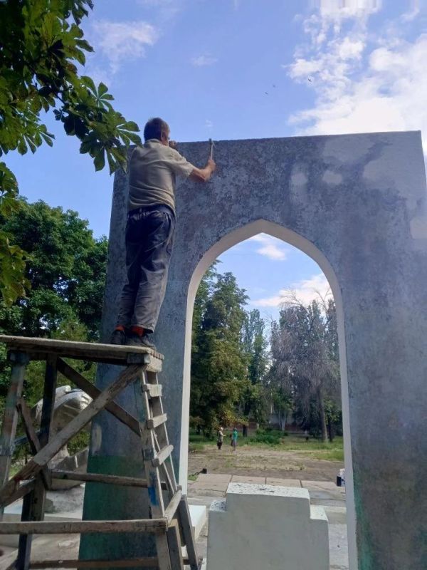 МБУ "КСЛ" облагораживают памятные места Лисичанска