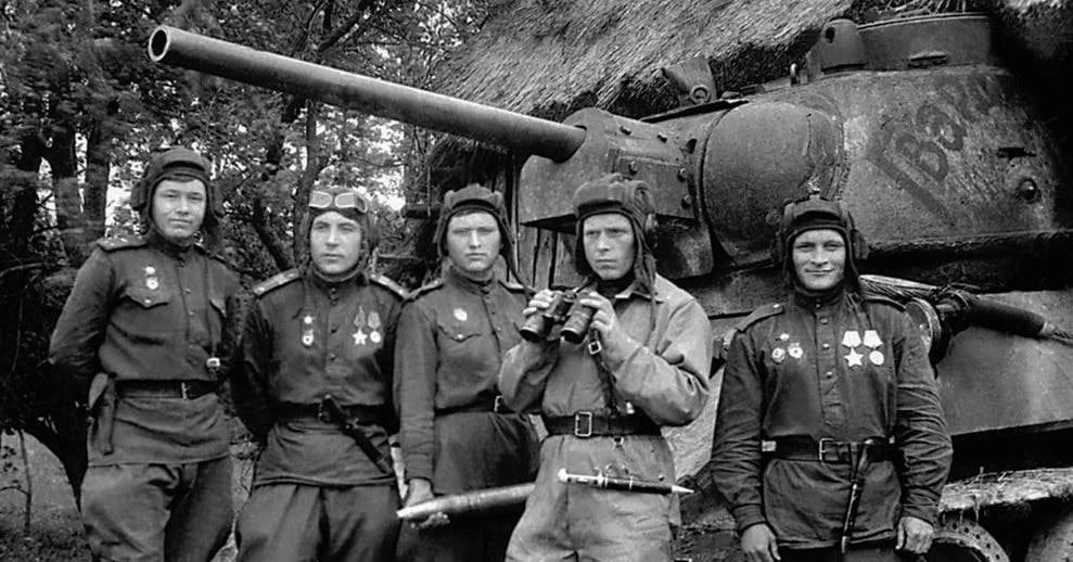 23 июля. 1944. На башне в центре Львова танкист гв. старшина Марченко водрузил Красное знамя, ознаменовав этим освобождение города