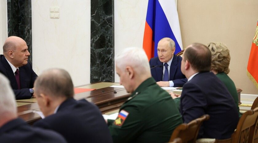 Путин обсудил с Совбезом серийный выпуск перспективных образцов вооружения
