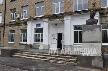В Краснодонской школе № 24 им. И. Туркенича силами региона-шефа Тюменской области проводится ремонт входной группы и вестибюля