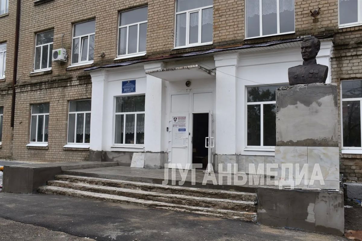 В Краснодонской школе № 24 им. И. Туркенича силами региона-шефа Тюменской области проводится ремонт входной группы и вестибюля