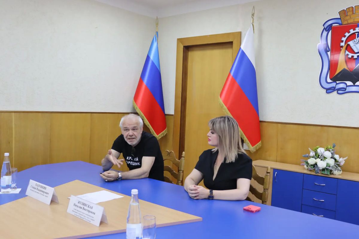 Встретились с бизнесом. В продолжение визита вместе со Степаном Владимировичем Галушкиным, модератором программы «Угольные города», встретились с предпринимателями Стаханова
