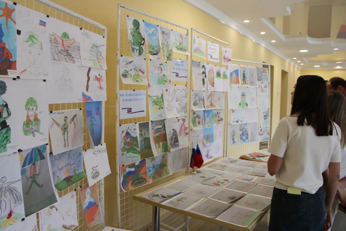 «Защитникам — слава!»: в Белокуракинском Доме культуры открылась выставка детских рисунков