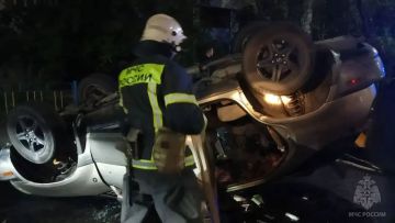 Спасатели МЧС России помогли выбраться заблокированным в машине после ДТП детям 3 и 12 лет, а также 30-летней женщине - ведомство