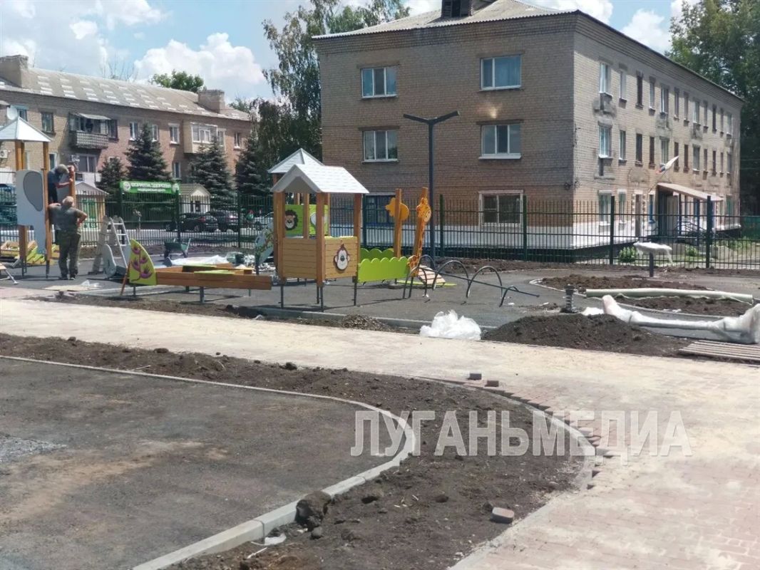 В Ровеньках улица Чехова продолжает преображаться