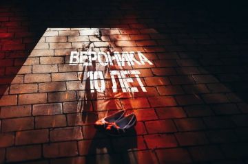 В центре Донецка появилась инсталляция из 257 пар детской обуви — она посвящена детям, погибшим из-за ударов ВСУ по Донбассу