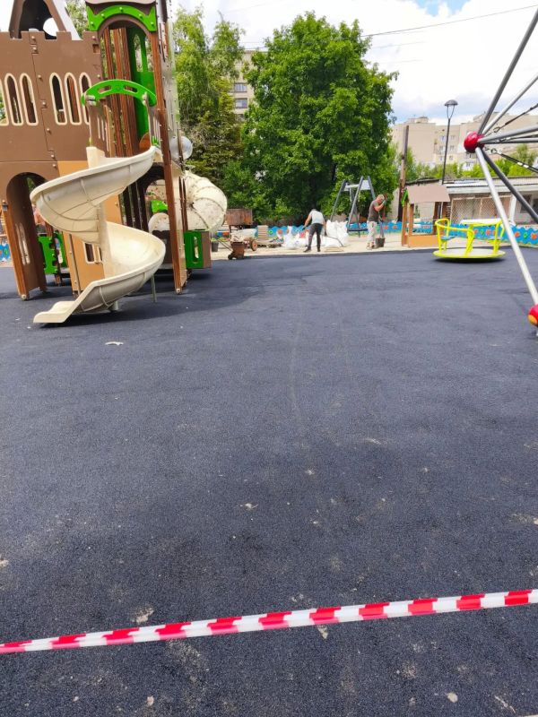 В поселке Юбилейном устраняют недочеты благоустройства детско-спортивного комплекса