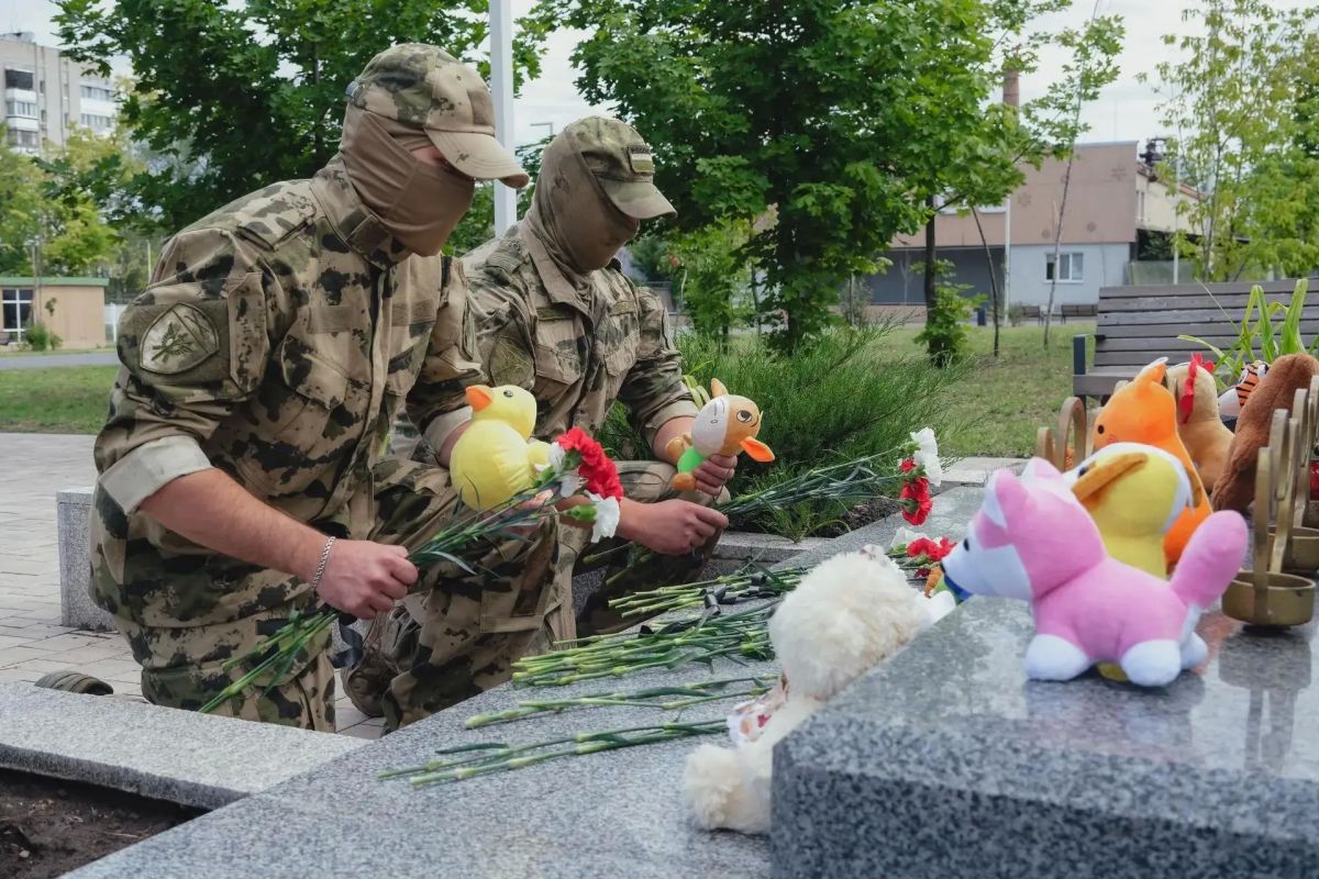 В Луганске росгвардейцы почтили память детей — жертв войны в Донбассе