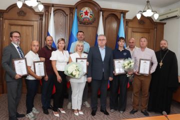 Олег Черноусов вручил награды членам Комиссии по вопросам помилования на территории ЛНР