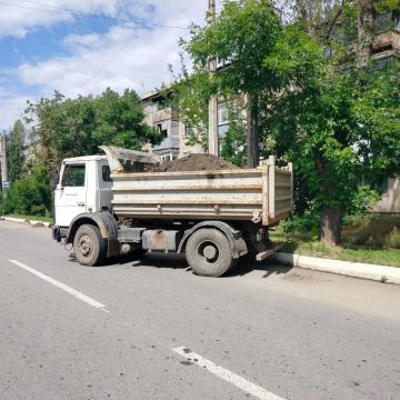 Пока одни ремонтируют дороги, другие приводят в порядок город