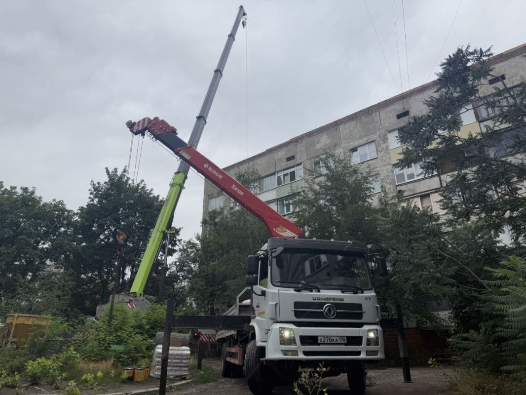 По адресу Краснодон, квартал Лютикова, 27 продолжается выполнение кровельных работ