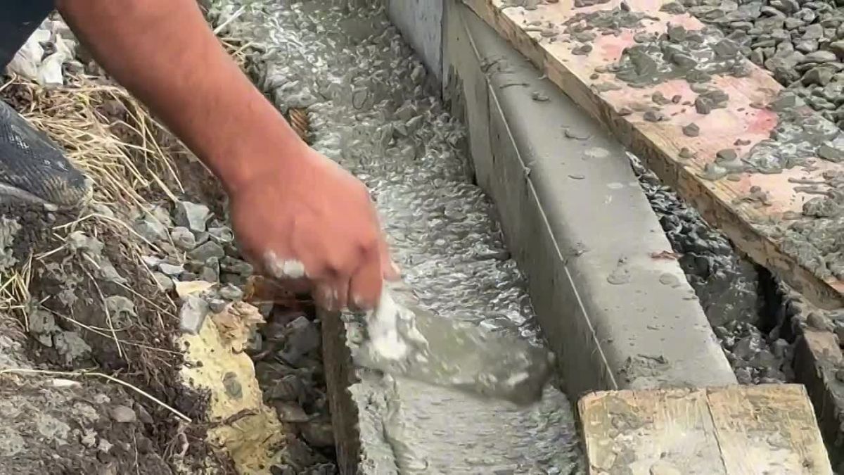 В квартале Лютикова продолжаются дорожные работы