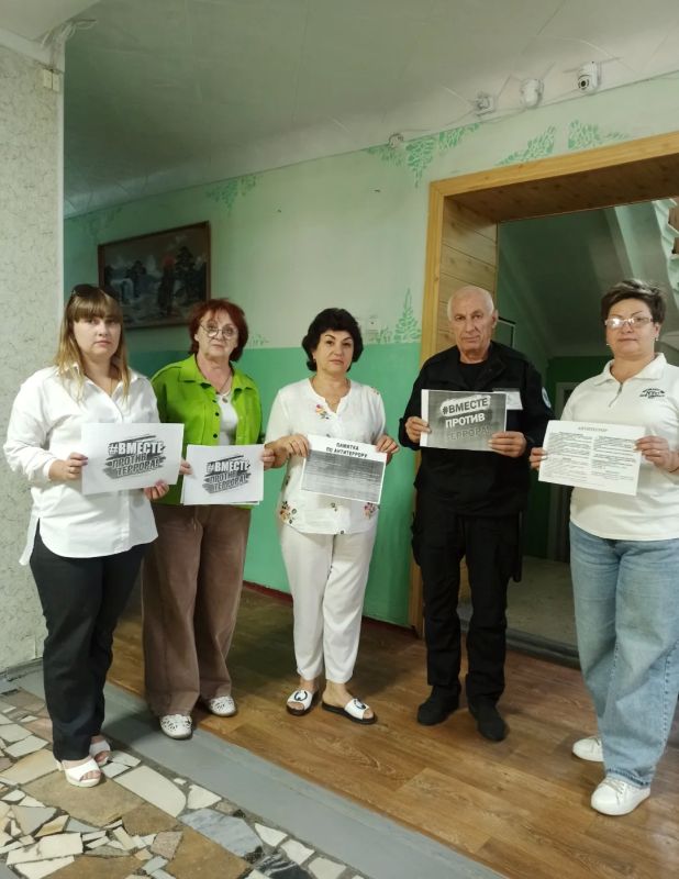 В пгт Крепенский сотрудники Дворца культуры имени Горького организовали уличное мероприятие, направленное на повышение осведомленности населения о борьбе с терроризмом