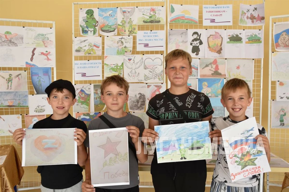 В Белокуракинском Доме культуры открылась выставка детских рисунков «Защитникам – слава!»