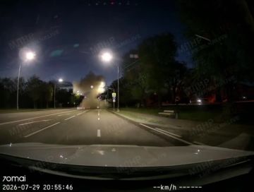 Момент удара вражеского БПЛА по гражданскому грузовику в Луганске