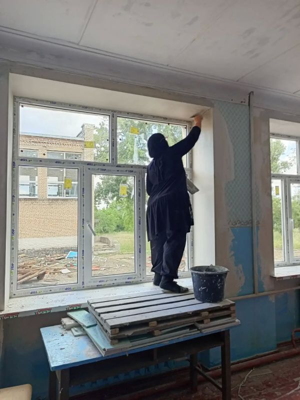 В Ясеновской школе № 2 им. Д.В. Лазутина полным ходом идут ремонтные работы