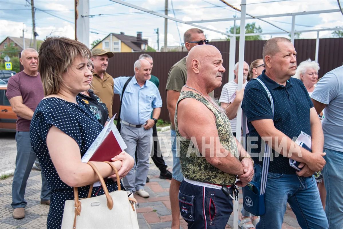 Представители Администрации города Луганска встретились с жителями поселка Вольный в рамках проекта «Муниципальный диалог