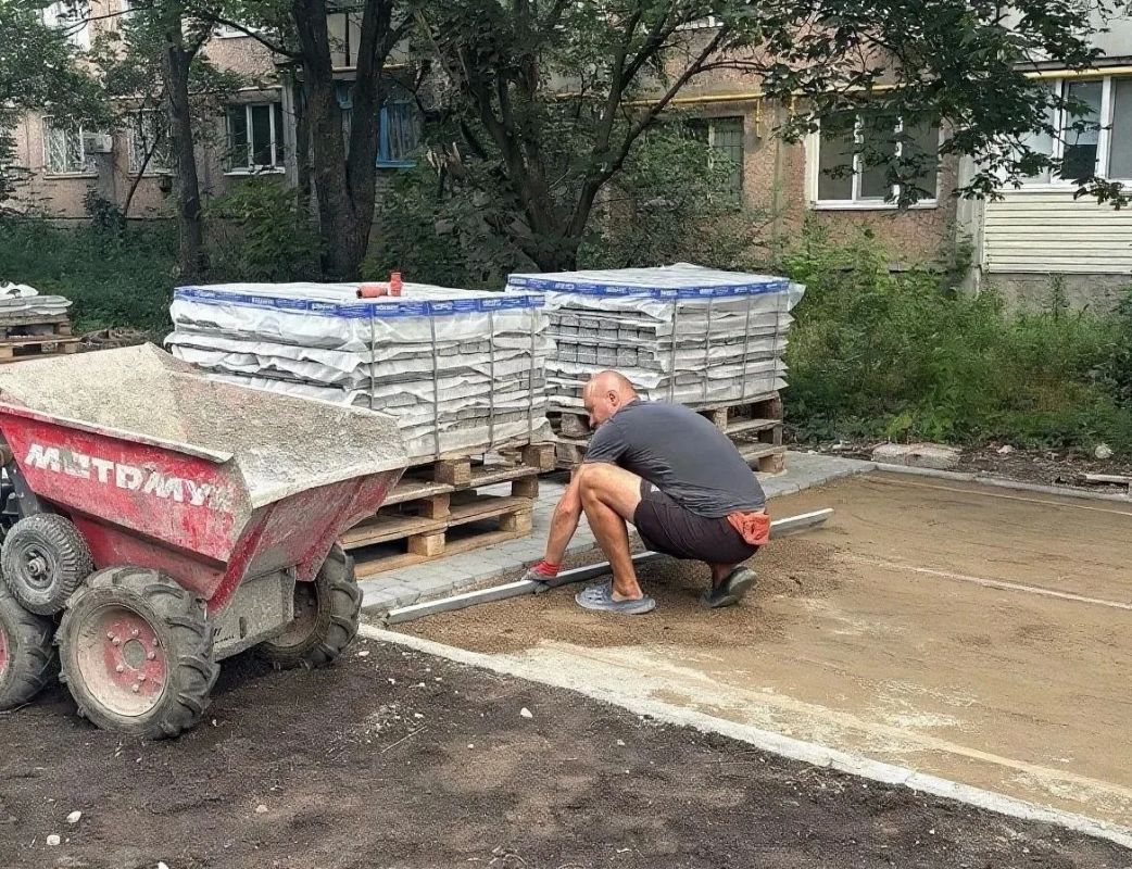 В рамках федерального проекта «Комфортная городская среда» нацпроекта «Инфраструктура для жизни» в Антраците продолжаются работы по благоустройству общественных пространств