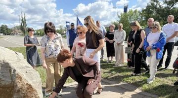Жители Красного Луча возложили цветы в 12 годовщину авиаудара ВСУ по городу