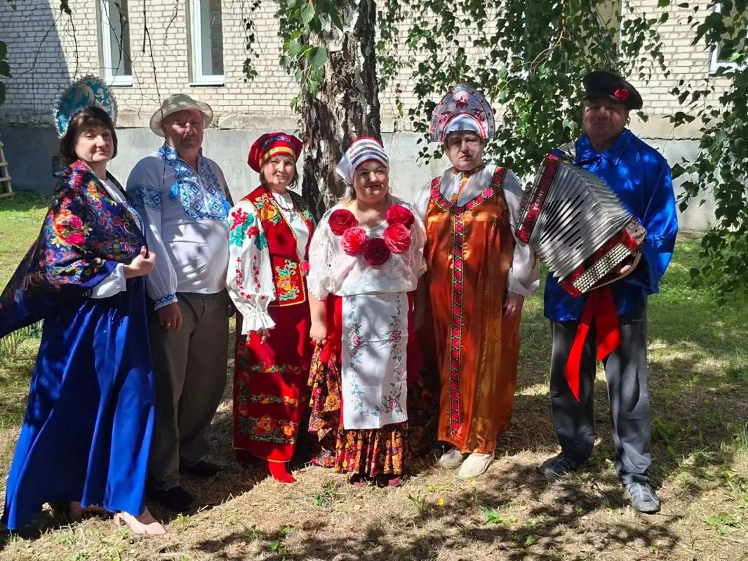 30 июля, в Год народного единства, в Первомайском комплексном центре социального обслуживания населения прошла по-настоящему тёплая акция: сотрудники надели национальные костюмы и провели совместную фотосессию