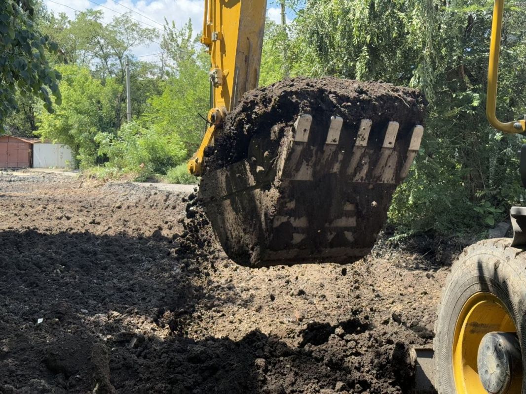 В Краснодоне продолжаются работы по обновлению дорожного покрытия на улице Красных Шахтёров