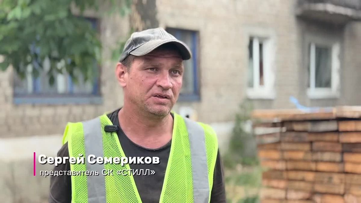 В Суходольске по улице Есенина, 15 продолжаются кровельные работы