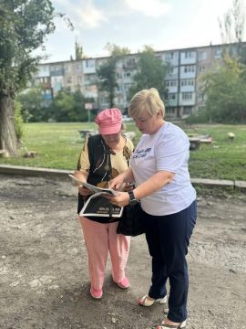 Газета правды в Ровеньках. Координатор Ровеньковского местного отделения ЛДПР, муниципальный депутат Елена Польжок пообщалась с жителями города и обсудила с ними новый выпуск «Газеты Правды»