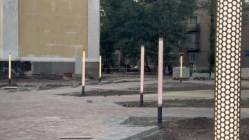 Глава муниципального округа Сергей Козенко проинспектировал ход работ, которые выполняют тюменские специалисты на улицах Молодежной и Тюленина, а также на площади Ленина в г. Молодогвардейске