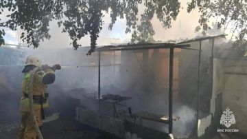 Спасатели потушили пожар в Луганске