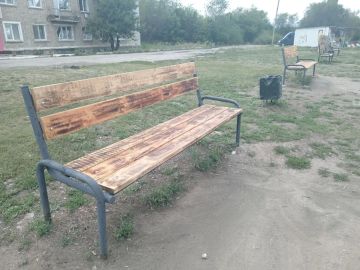 В поселке Новосветловка проведен субботник на территории детской площадки