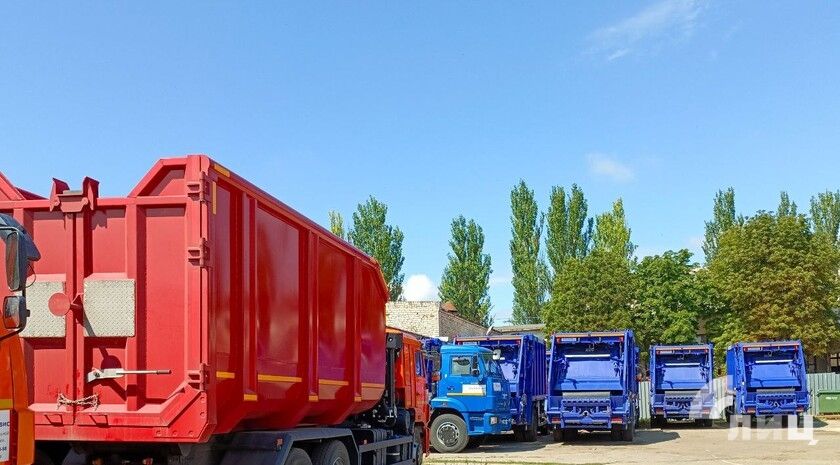 ЛНР за полгода получила 24 мусоровоза и свыше 1,2 тыс. контейнеров для сбора отходов