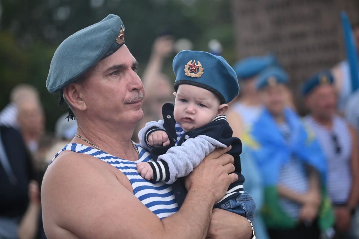 "Никто, кроме нас": Глава ЛНР поздравил десантников с Днем ВДВ