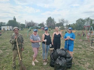 Активисты партии "Единая Россия" совместно с жителями наводят порядок на своих территориях