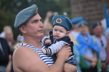 "Никто, кроме нас": Глава ЛНР поздравил десантников с Днем ВДВ