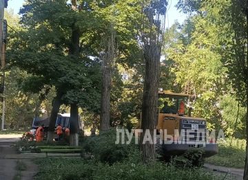 В Антраците продолжается ямочный ремонт дорог возле многоквартирных домов