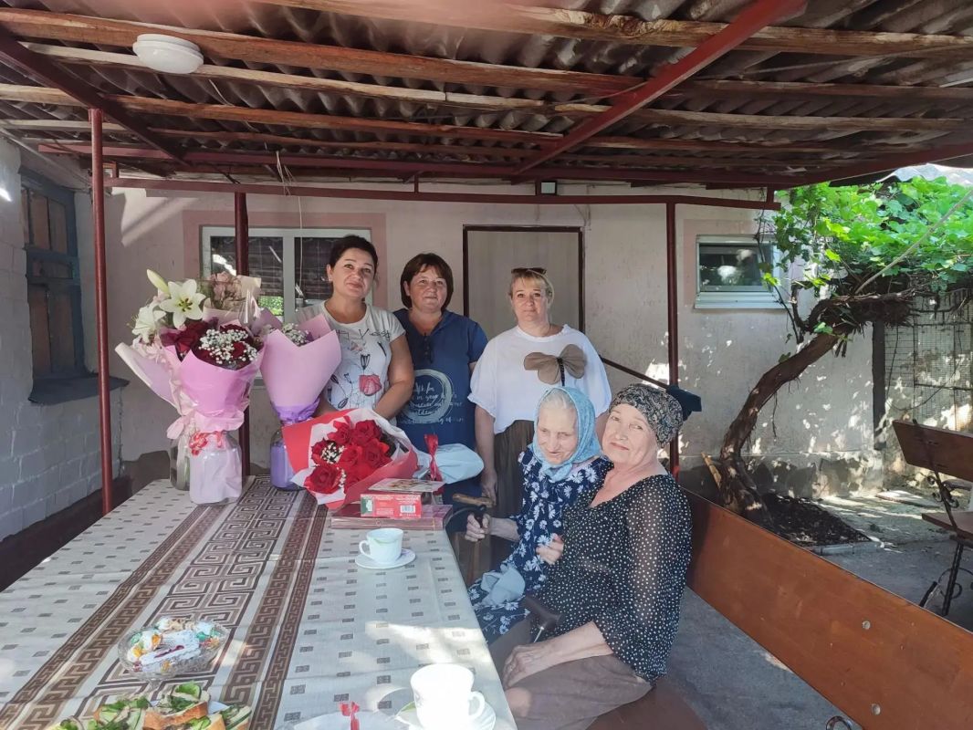 Жительницу пгт Михайловка поздравили с 90-летним юбилеем