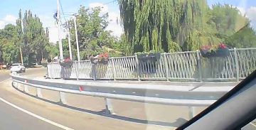 Мост на 395-й Шахтерской Дивизии тоже украсили цветочными кашпо