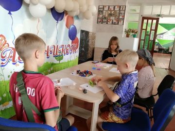В Нагольно-Тарасовском ДК прошёл мастер-класс для участников любительских объединений "Луганская игрушка: яркие традиции своими руками"